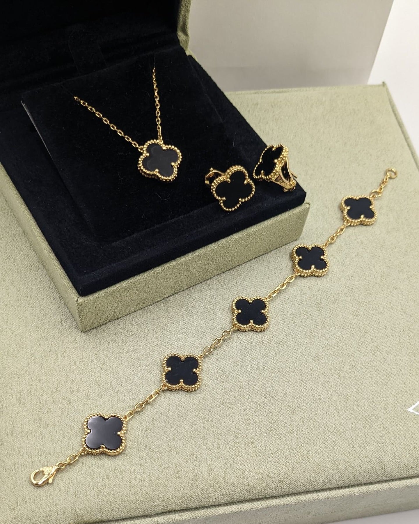 4 Piece Black Clover Set