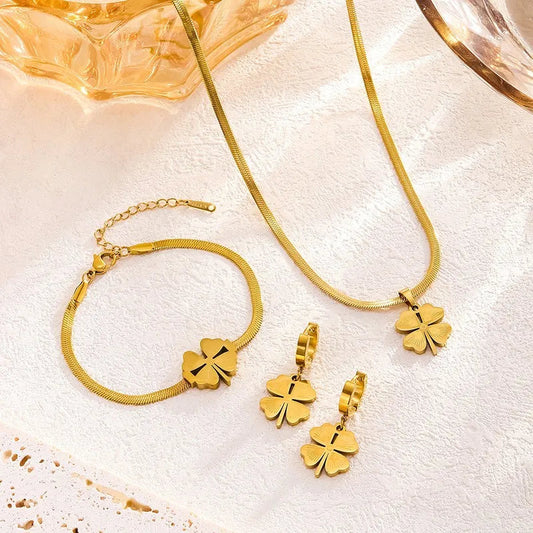 04 Piece Four Leaf Set (Pendant Earrings, Bracelet & Ring)